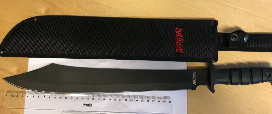 Mannen hade köpt olika vapen som machetes, knivar och gevär.