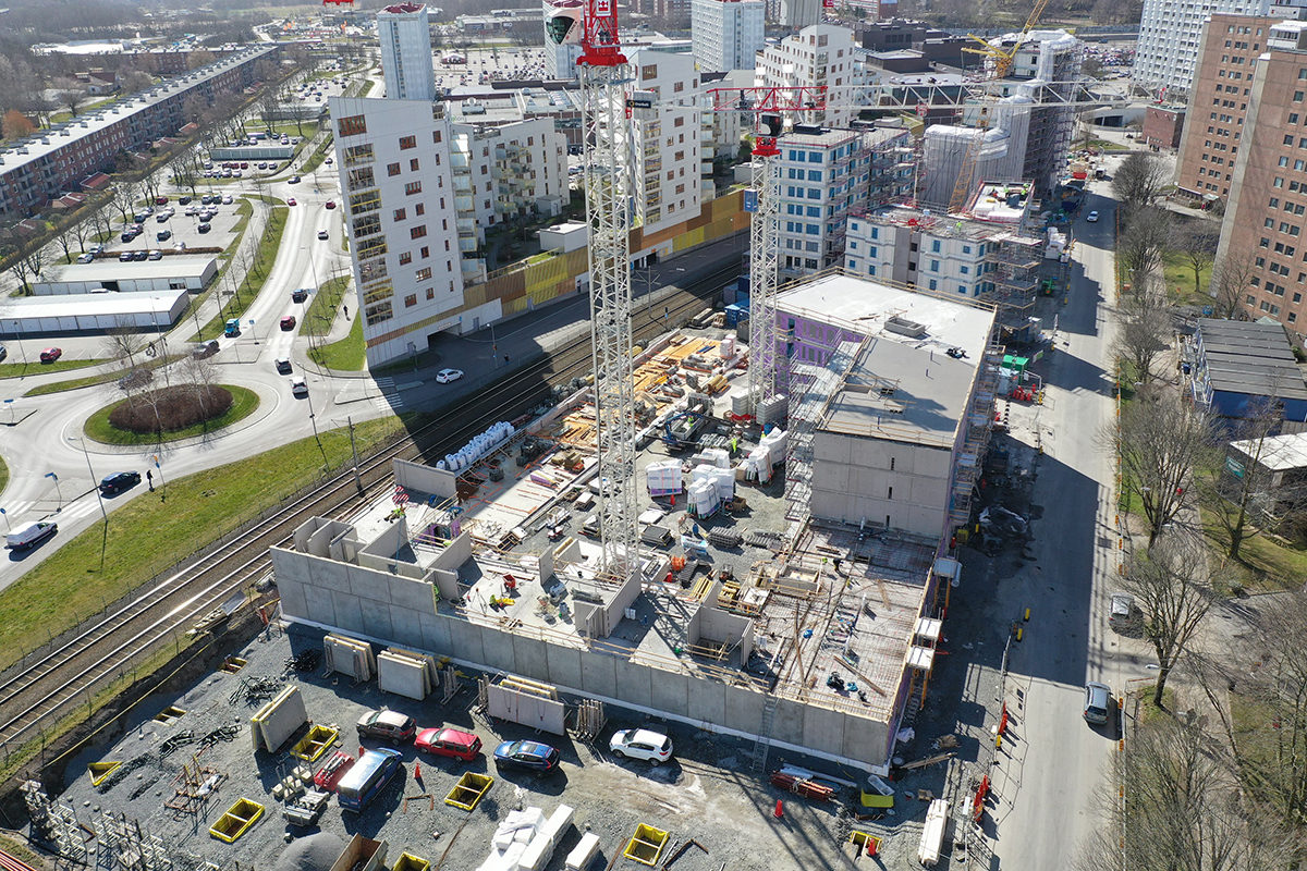 Runt Frölunda torg har det både byggts och renoverats rejält på senare år. Här Mandolingatan 2020.