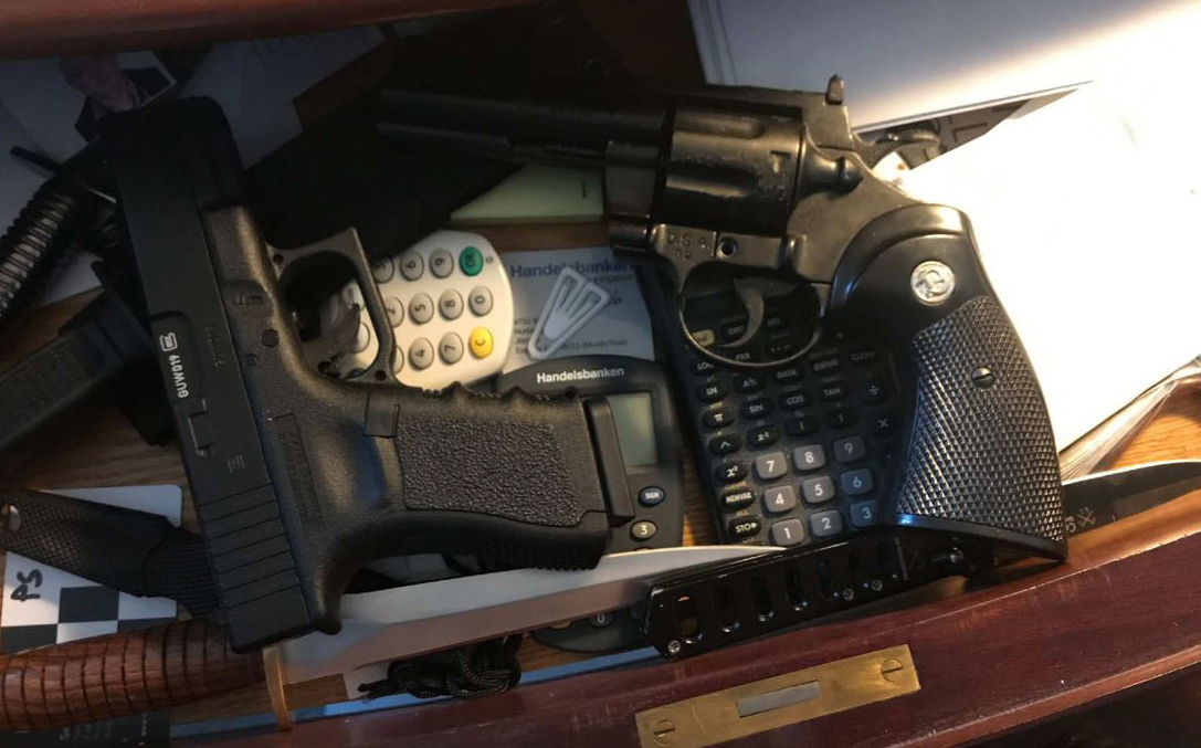 En revolver, en luftpistol och knivar hittades i mannens skrivbordslåda.