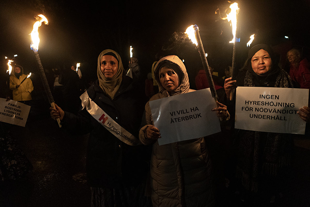 Ubah Hussein, längst till höger, oroar sig för att inte ha råd med hyran på sin undersköterskelön. Madena Ali Issa, till vänster, och Nora Abubakr, i mitten, jobbar som personlig assistent respektive städerska. Nyligen protesterade de tillsammans med oroliga grannar mot höjda hyror. Medianinkomsten för invånarna på Siriusgatan är 171 500 kronor. Det är nästan hälften av genomsnittet för Göteborg, som är 335 300 kronor.