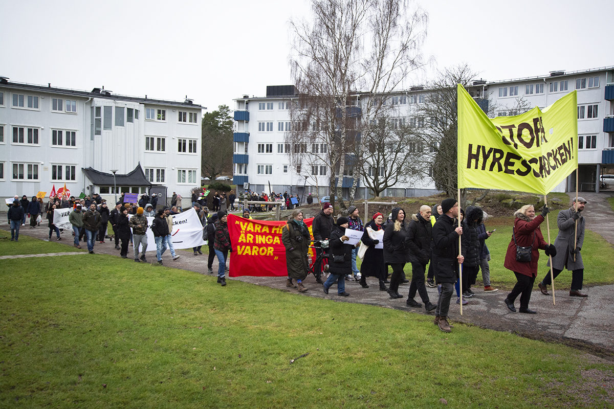 Protester i Biskopsgården i januari. Här vill hyresvärden Willhem höja hyran med 10 procent i år.