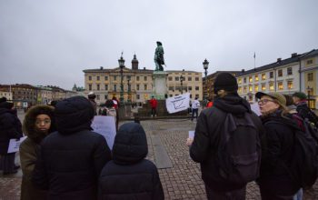 Ett 40-tal personer protesterade i går utanför kommunfullmäktiges möte vid Gustaf Adolfs torg mot standardhöjande renoveringar som chockhöjer hyrorna i Bergsjön.