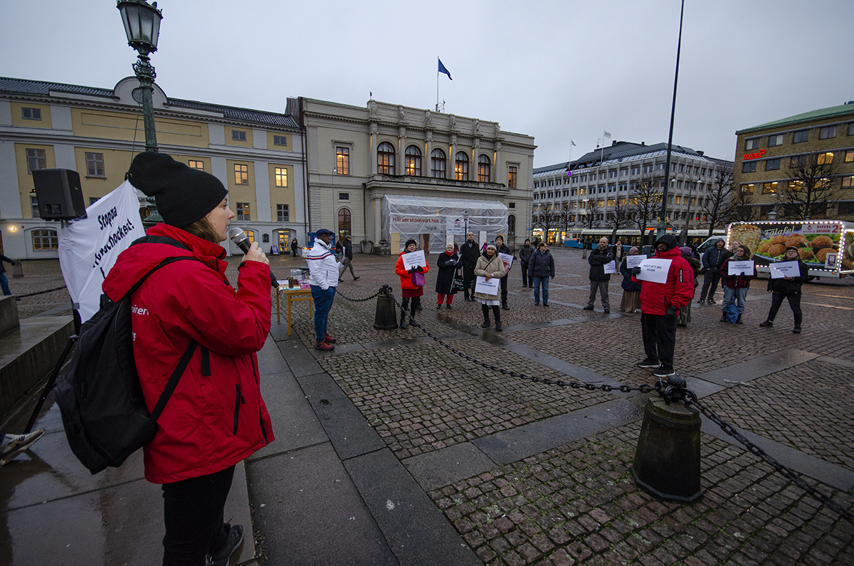 Catherine Holt från Hyresgästföreningen Norra Göteborg var en av talarna utanför kommunfullmäktiges möte på Gustaf Adolfs torg.