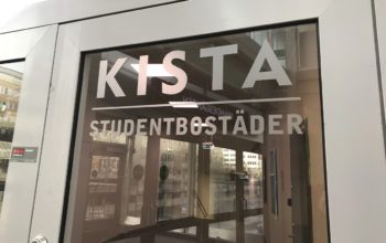 Skylt på dörr med texten "Kista studentbostäder"