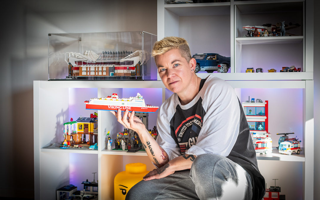 Bilden visar: Mia Mattsén bygger lego i sitt hem.