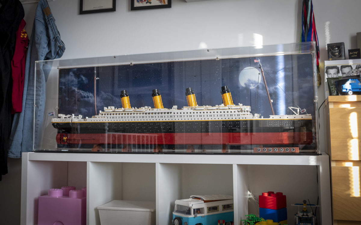 Bild visar legomodell av Titanic. 
