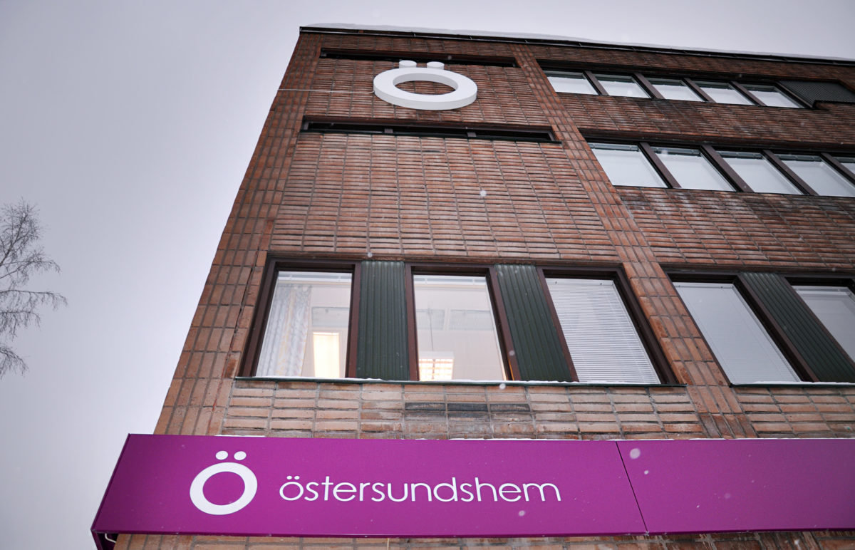Byggnad med bostadsbolagets skylt, Östersundshem.