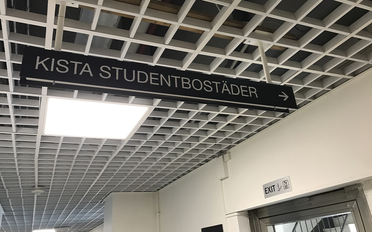 Studentkorridor med skylt 