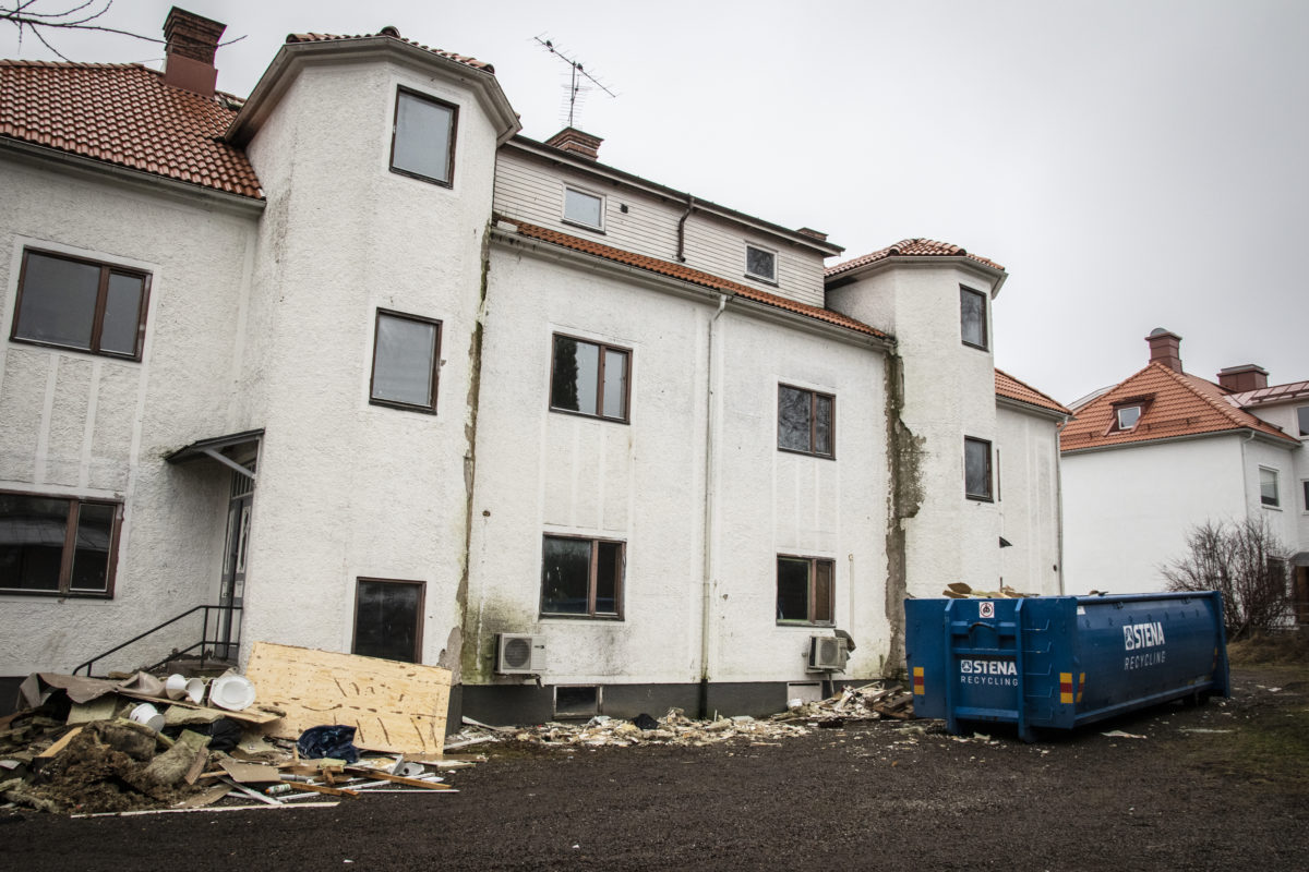 Renovering av de två hyreshusen på Rösgatan pågår.