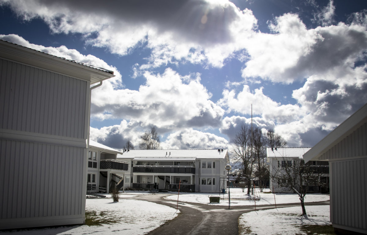 Det konflikten handlar om är 20 lägenheter i fem hus på Ängstigen i Timmele, norr om Ulricehamn. 