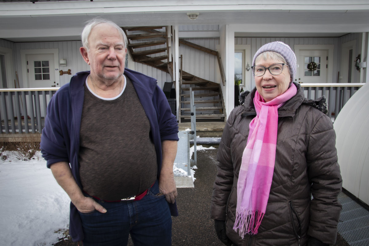 Grannarna Lorry Drechsel och Gun-Britt Grünig tycker inte om hyresvärdens metoder men tänker inte låta det som hänt första grannsämjan. 