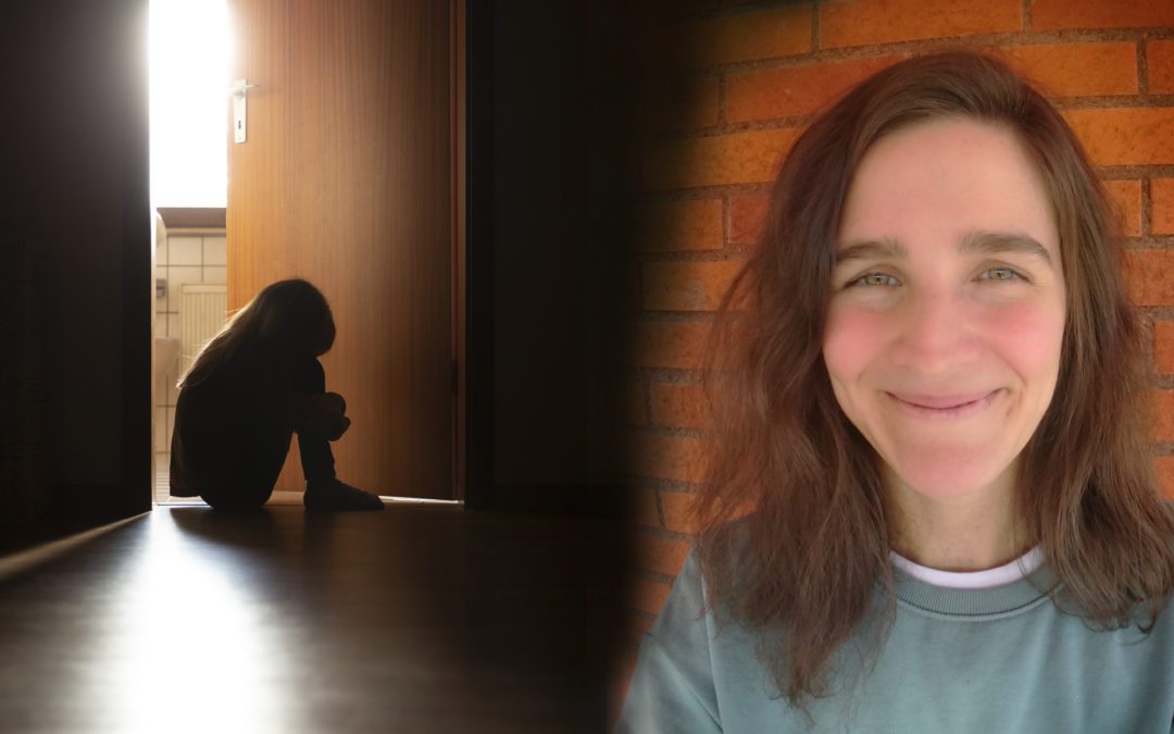 En siluett av ett barn som sitter i dörren till ett badrum och en kvinna vid en röd tegelvägg.