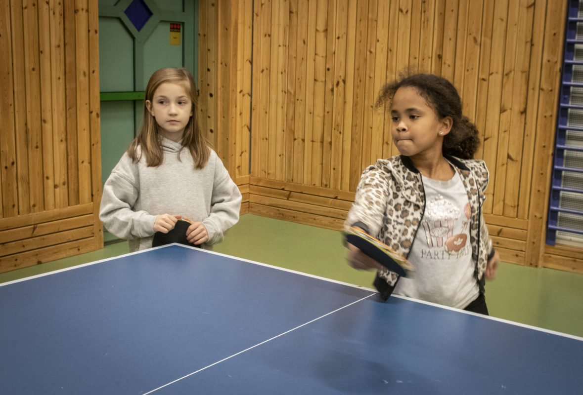 Naima Blekic och Amina Seydi spelar rundpingis. 