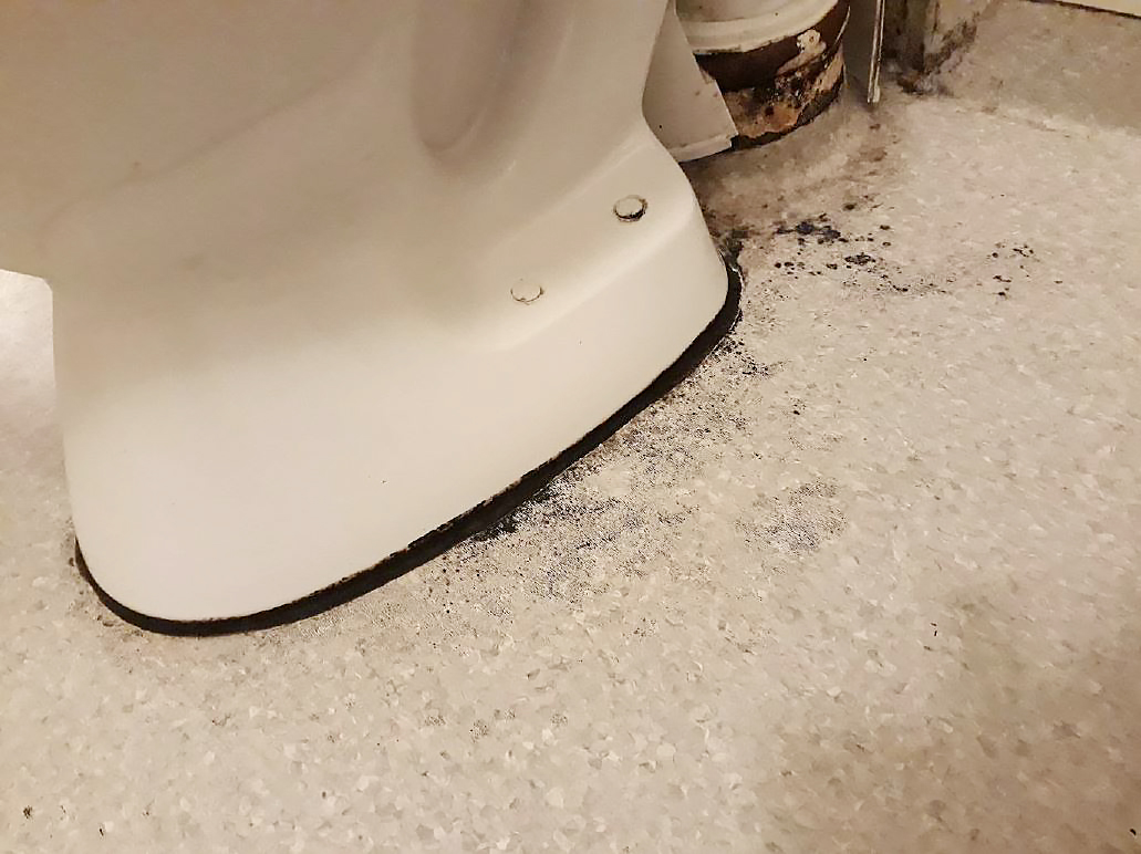 En toastol med svartfärgad plastmatta vid golvet.
