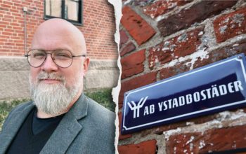 Christian Lundberg, förhandlare på Hyresgästföreningen, och en skylt på Ystadbostäder