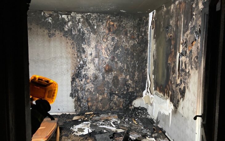 Brandskadade väggar inne i lägenhet.