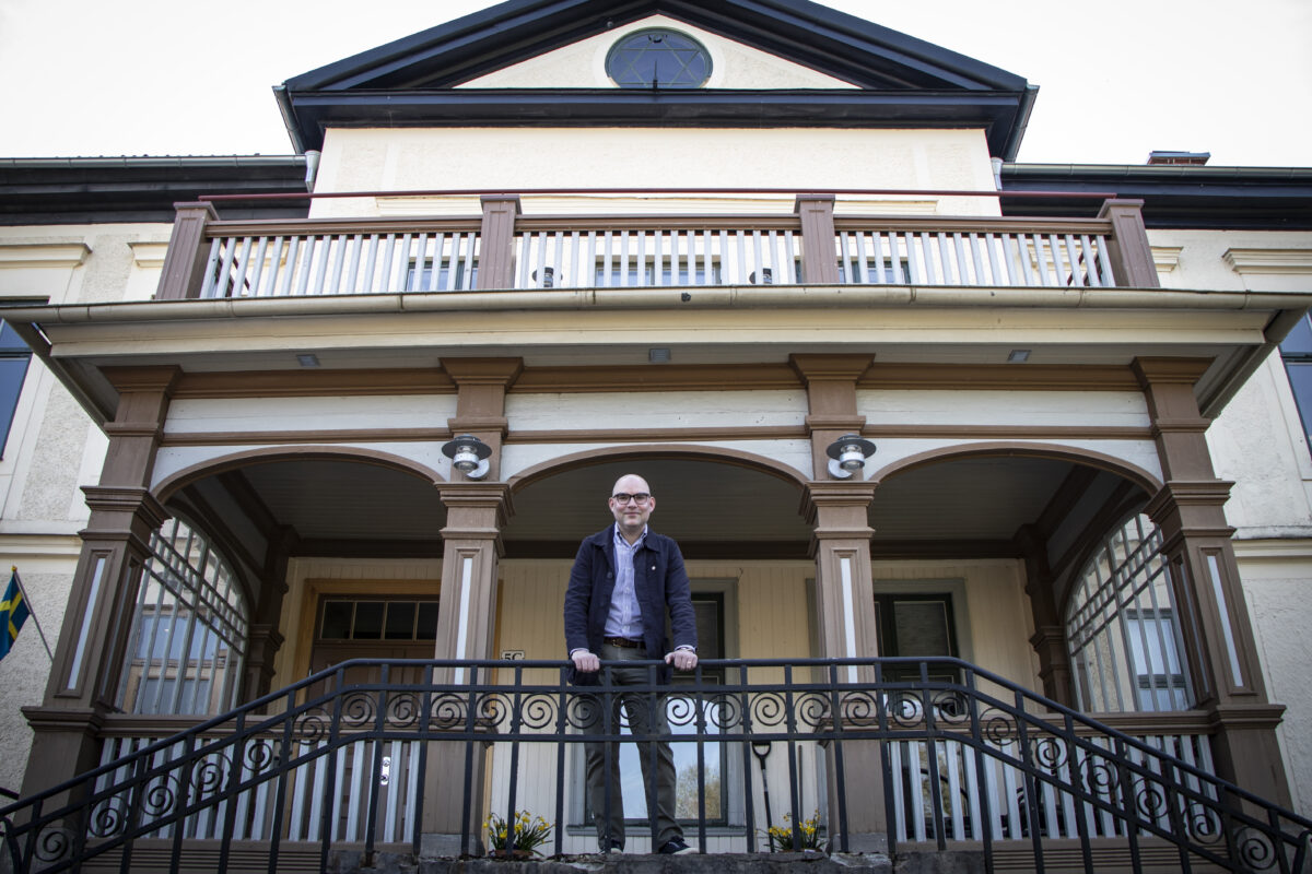 Röhsska huset från 1880-talet rymmer idag såväl restaurang, café och bostäder. "Såna här hus kräver ett ständigt underhåll. Men vi gifter oss med våra hus!" säger Erik Eriksson, vd för bostadsbolaget Wennergrens. 