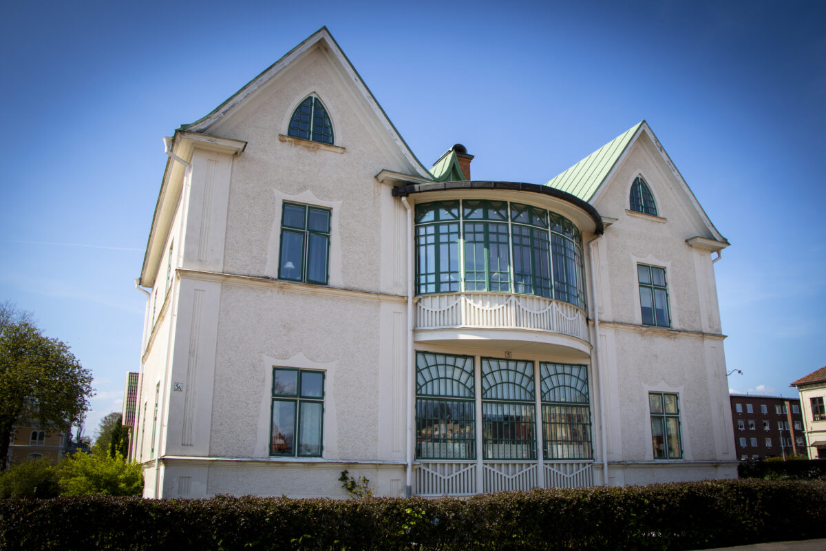 Med sitt spektakulära glasparti är Staren 7 är ett av Wennergrens allra vackraste hyreshus i Hjo. 