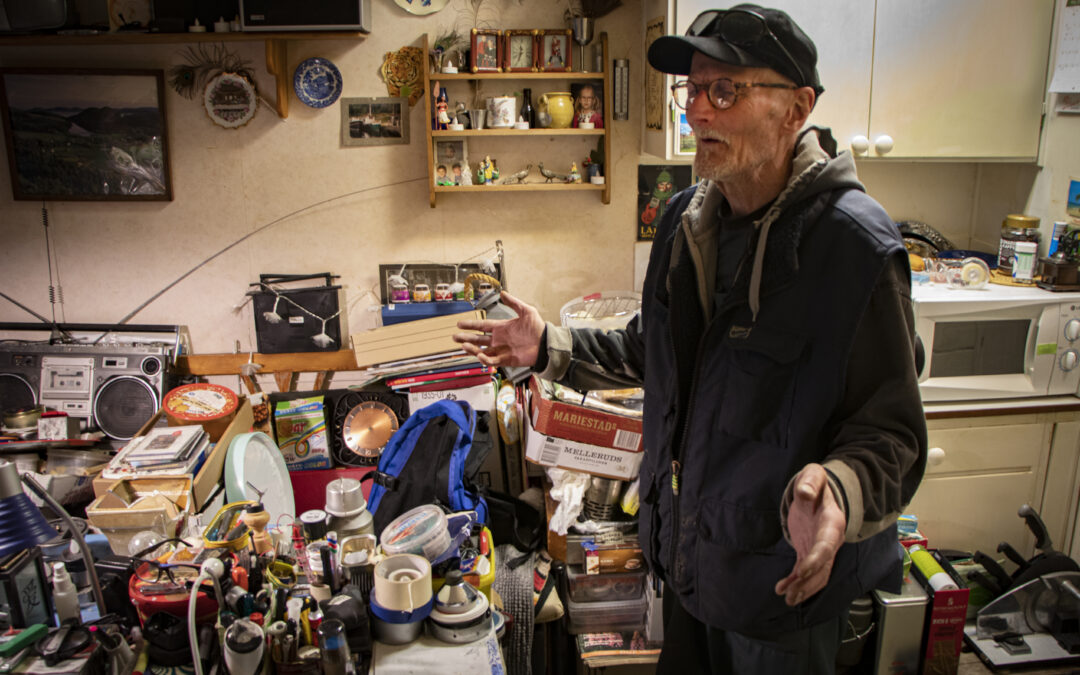 Gert Vennersten har svårt att göra sig av med saker, till och med tomma brödpåsar. "Men nu har det gått över styr. Jag skulle verkligen behöva hjälp att reda upp det här", säger han.