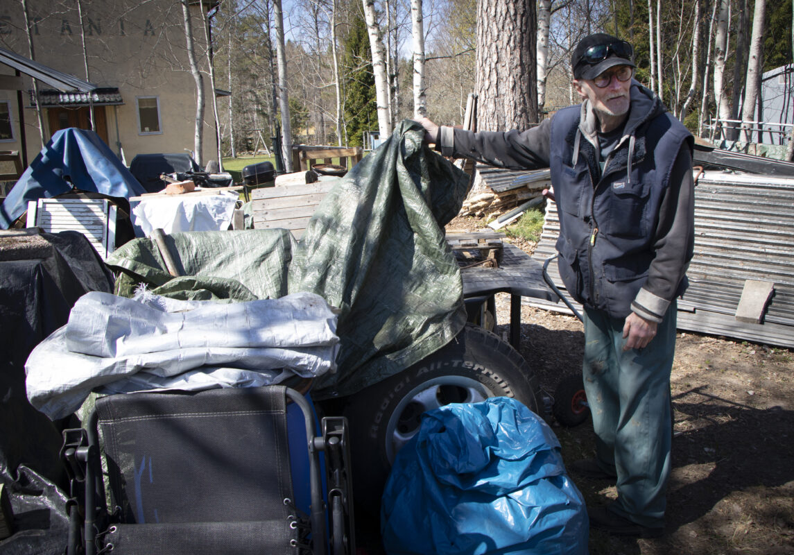 I ett hörn bakom radhuset har Gert samlat på sig allt i från gräsklippare till gamla däck. 