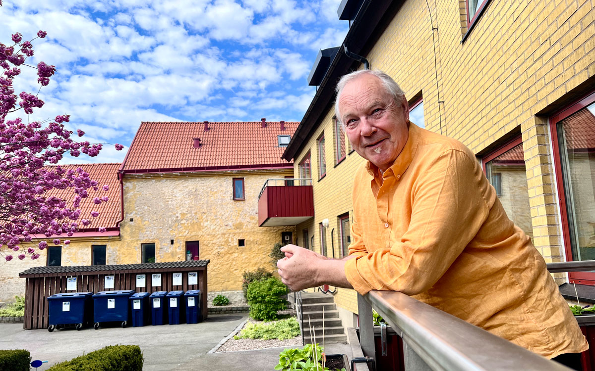 Hyresgästen Lars Toftmar på sin balkong i Ystad.