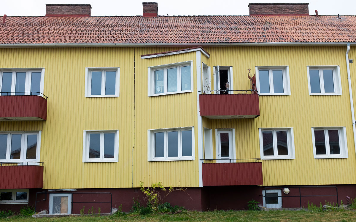 Huset på Snapphanegatan i Broby ska rivas. Men den sista hyresgästen vill inte flytta.