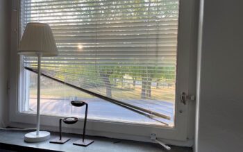 En trasig persienn i ett fönster.
