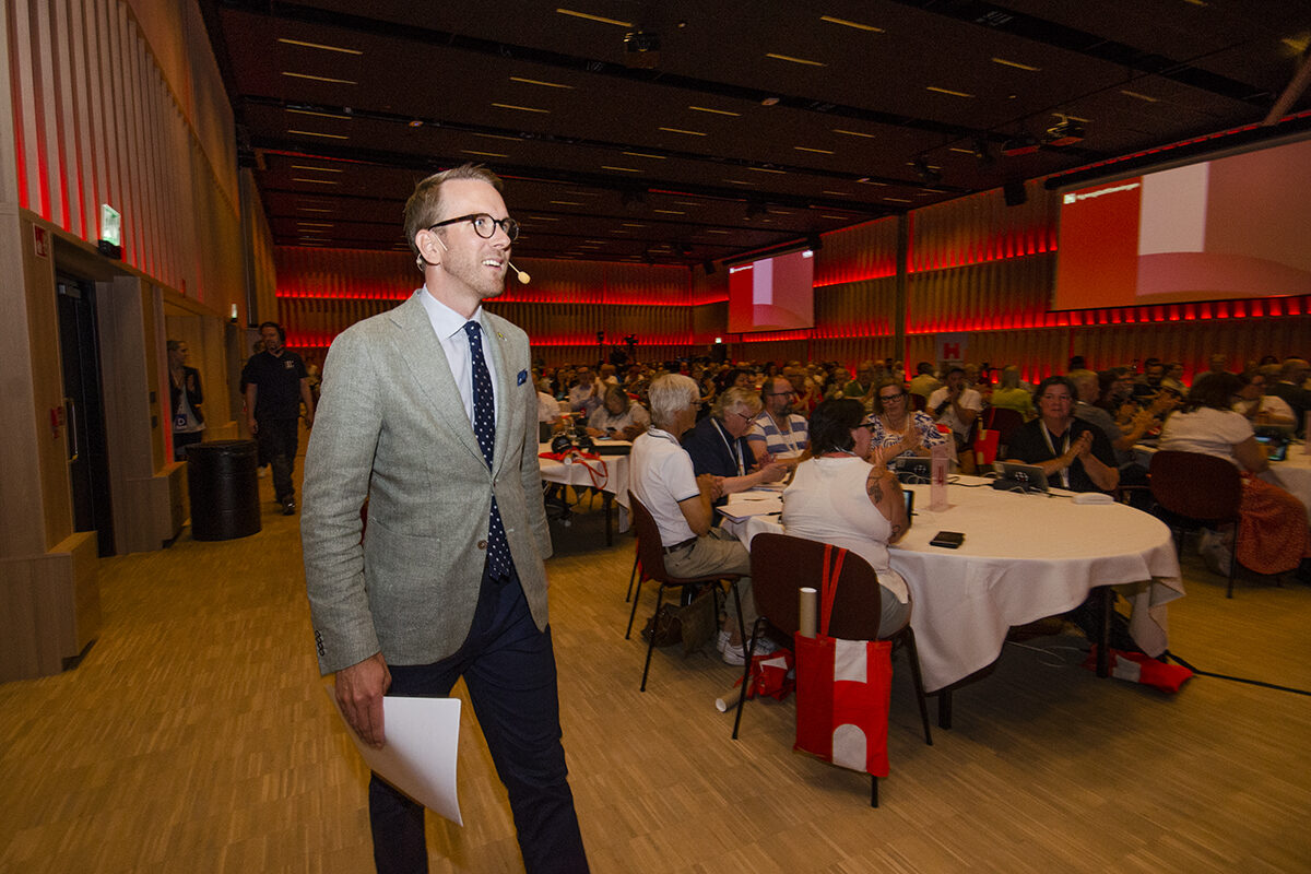 Andreas Carlson på väg upp i talarstolen.