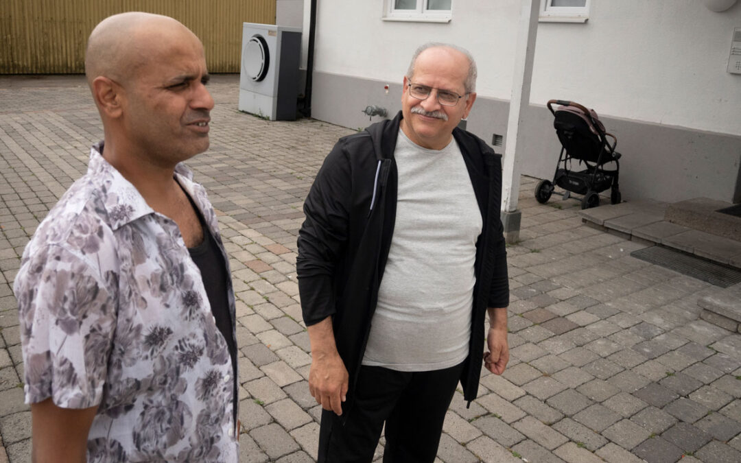 Adam Shaiban (till höger) är en av de hyresgäster i Nyvång som har fått tillbaka pengar, sedan han betalat för mycket hyra. Grannen Ahmed Al-Baidhani betalade den förhandlade hyran redan från början, och har inte fått tillbaka något.
