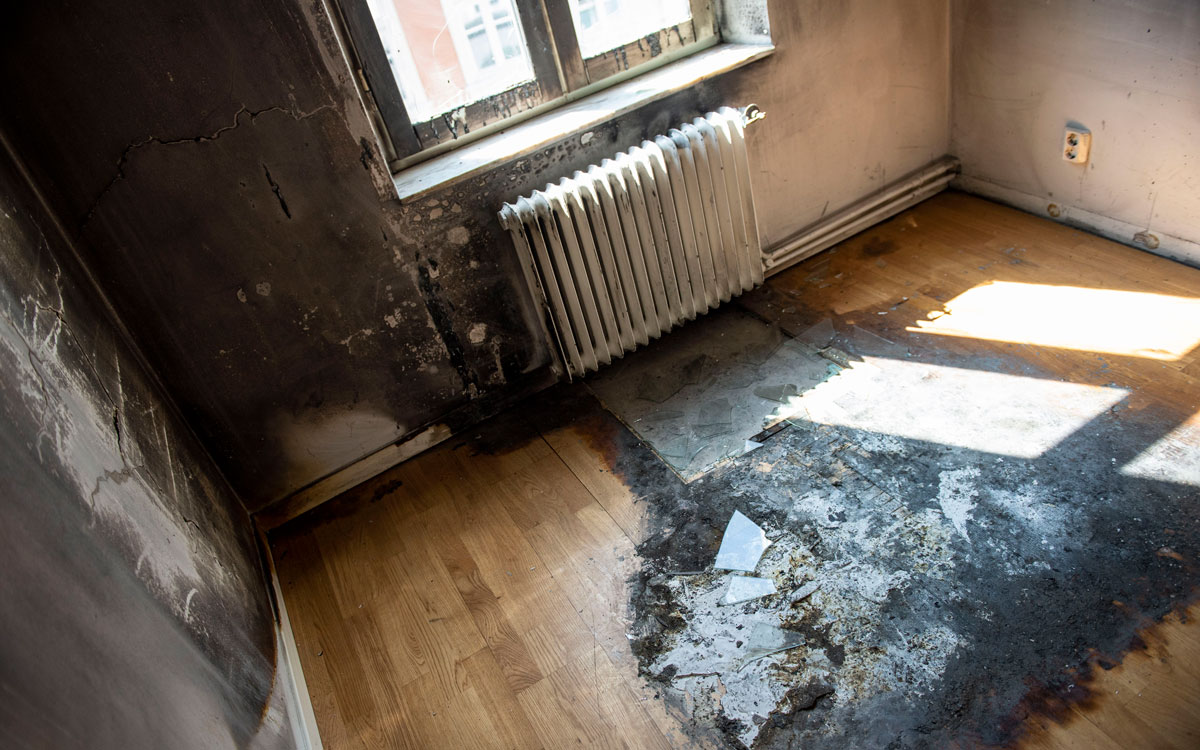 Brandskadat vardagsrum i lägenhet i centrala Malmö. 
