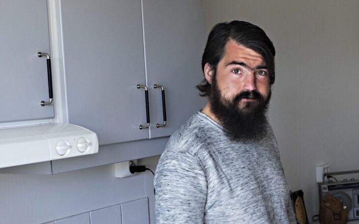 "Jag har varit livrädd", säger Daniel Johansson Deak om vägen till att bli en helt vanlig hyresgäst. Trots bakslag har han aldrig missat några hyresinbetalningar, inte stört sina grannar och tagit hand om lägenheten han fick. Numera har han förstahandskontrakt.