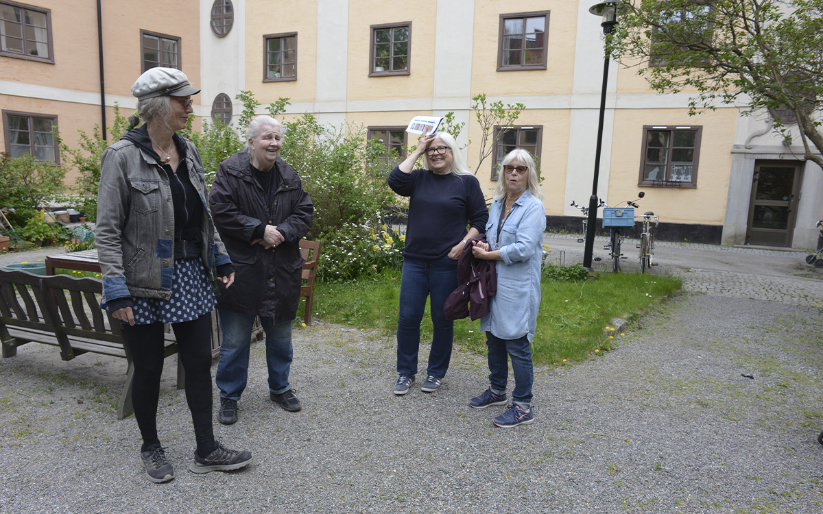 Kvinnor på innergård på Södermalm