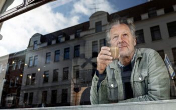 Malmös mest internationella dokumentärfilmare Fredrik Gertten på stamhaket Kaffebaren på Möllevångstorget.