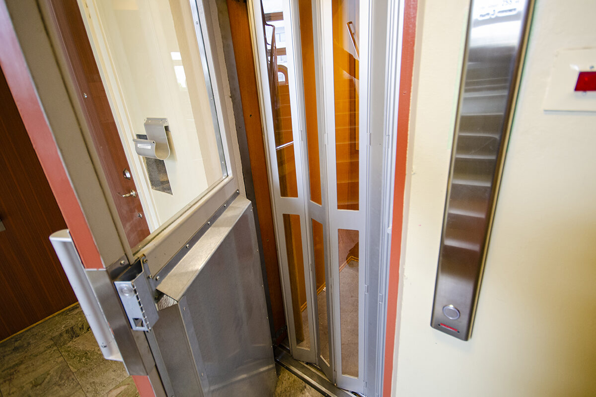 Olyckshissen i Göteborg är nu försedd med skyddsutrustning. Hissen är av äldre modell med en inre vikdörr innanför dörren mot trapphuset.