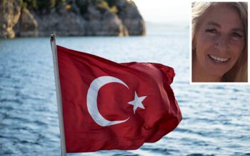 Tvådelat foto. Stora bilden; turkisk flagga mot bakgrund av hav och foten av en udde/ö. Infälld högst upp till höger: porträtt på Maria Krook, bara ansiktet, hon ler mot kameran och har ljust hår.