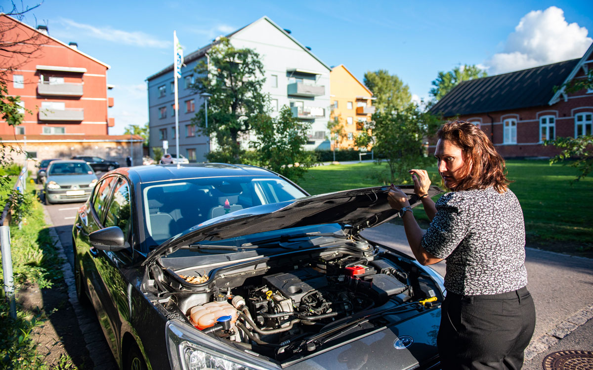 Louise Andersson, hyresgäst på Lindängen i Malmö, letar efter råttor under motorhuven på sin bil. 