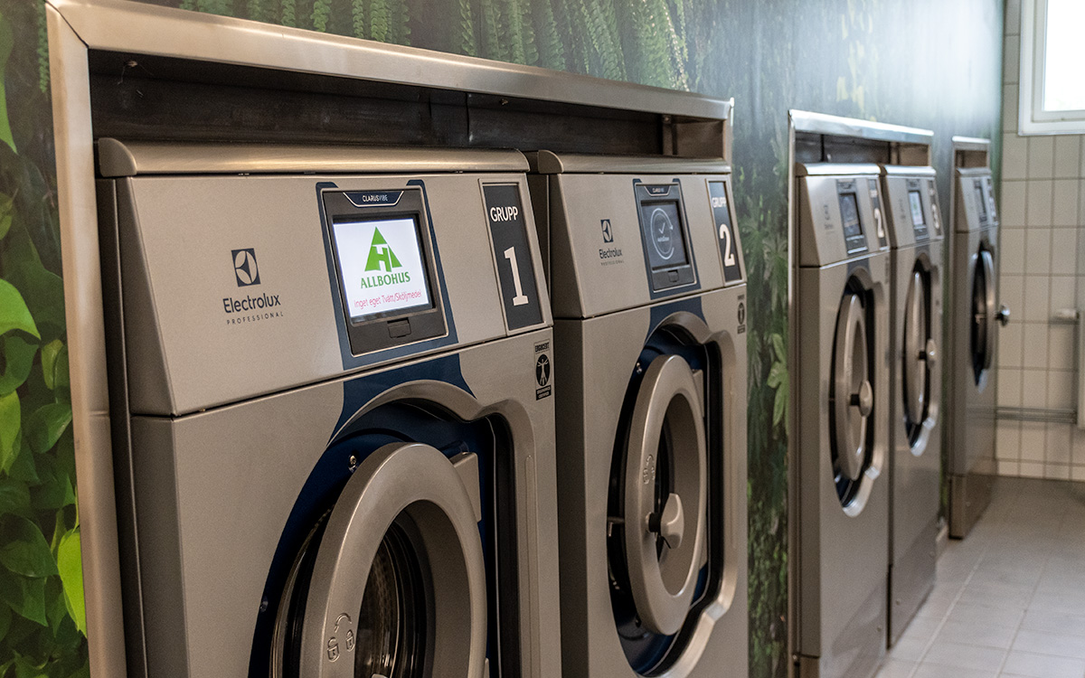 Bilden visar självdoserande tvättmaskiner hos AllboHus.