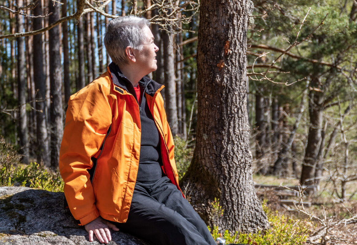 Bilden visar Svanhildur Jonasdotter, som njuter av ett naturområde.