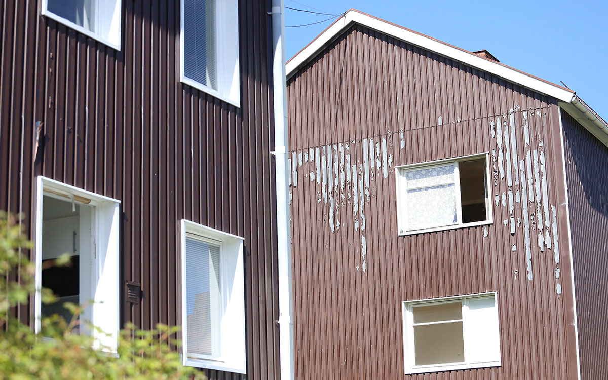 Fasaderna flagnar i Kolarbyn i Fagersta. Social dumpning.