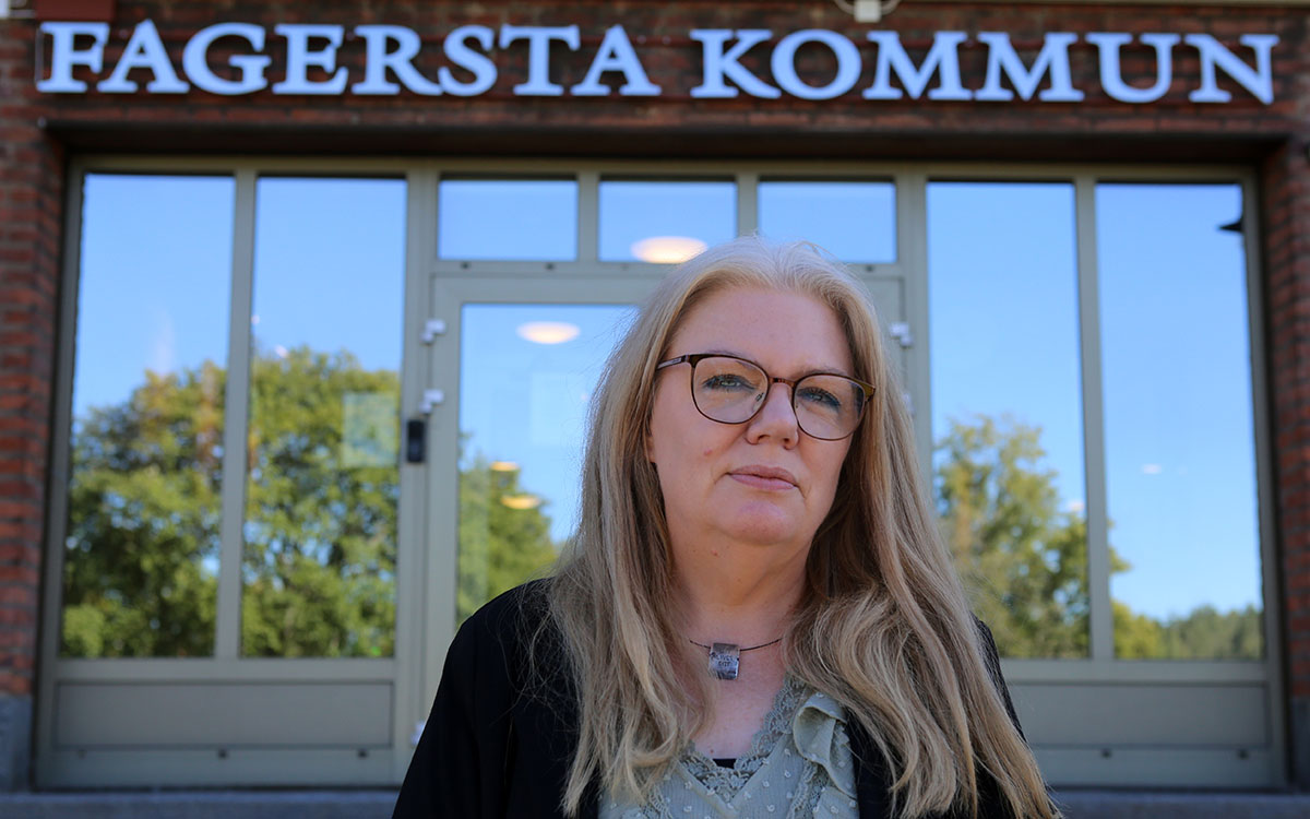 Åsa-Märta Sjöström, kommunalråd i Fagersta, framför kommunhuset.