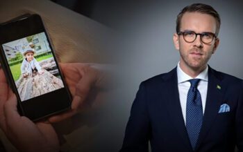 Nimas mamma Frida Dahlin har tusentals bilder på sin son i mobilen. Han skulle ha fyllt sex år i september, men miste livet på grund av hissen hemma i hyreshuset. Nu vill ansvarig minister Andreas Carlson (KD) skärpa lagen för att förhindra fler olyckor.