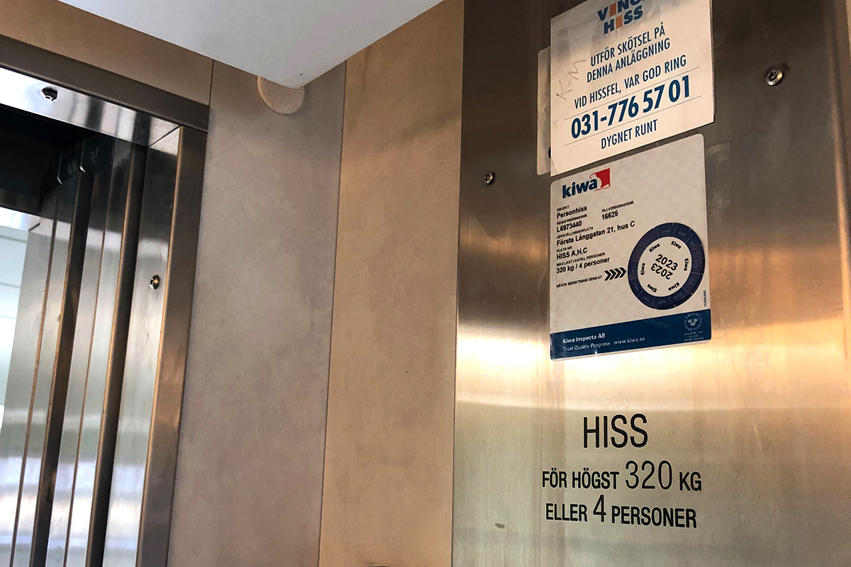 Kontrollmärket i hissen visar när senaste besiktningen är gjord och när nästa ska göras.