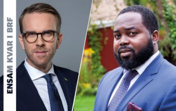 Bostadsminister Andreas Carlson (KD) får hård kritik av Vänsterpartiets Malcolm Momodou Jallow, som anser att de som hyr i BRF har en onödigt tuff situation.