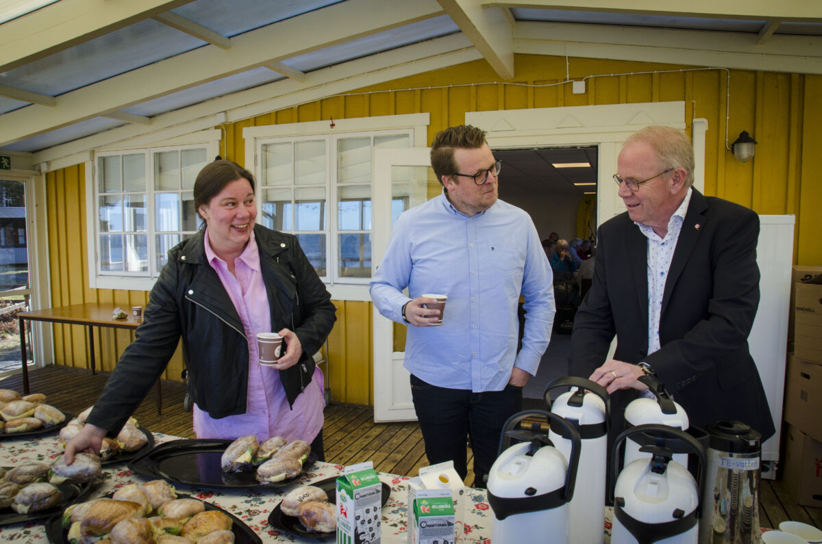 Helena Karlsson, Philip Nordqvist och Lennart Derehag fikar före regionfullmäktige på Solgården våren 2018. 