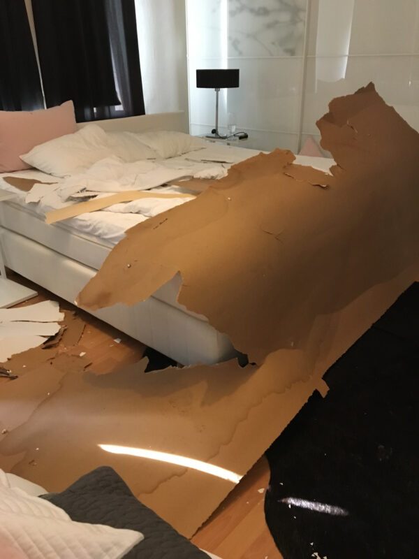 Bilden visar hur det såg ut när taket fallit ner i sovrummet.