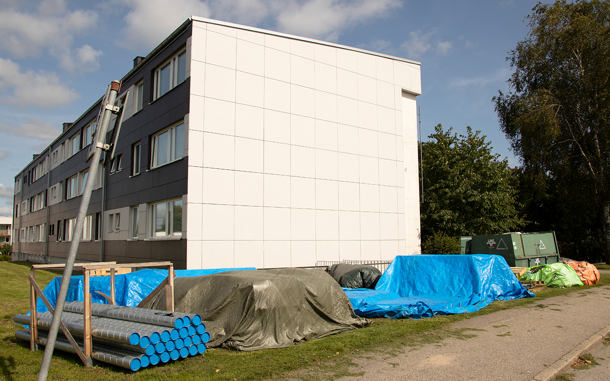 Det är inte bara ny ventilation som installeras på Hansinggatan. Husens fasader fräschas också upp. 