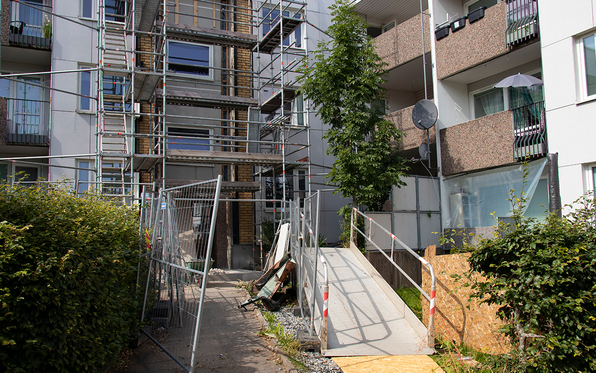 Arbetet med att byta ut ventilationen drog igång i april och påverkar hyresgästernas både inom- och utomhusmiljö. 