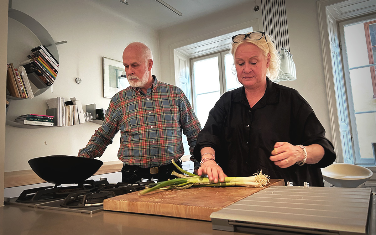 Ulf och Charlotta Håkansson i sitt kök som de själva renoverat för miljonbelopp. 