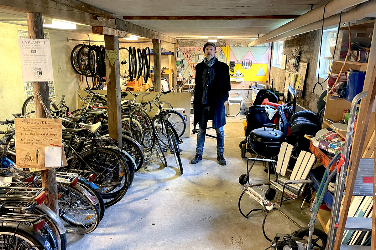 Självförvaltning skapar gemenskap. Lars Erlandsson visar runt i hyreshusets källare där de boende skapat en cykelverkstad, ett bibliotek, en syateljé och en miniloppis. Här finns också ett gemensamt badrum för de hyresgäster som, liksom Lars, saknar egen dusch uppe i lägenheten.