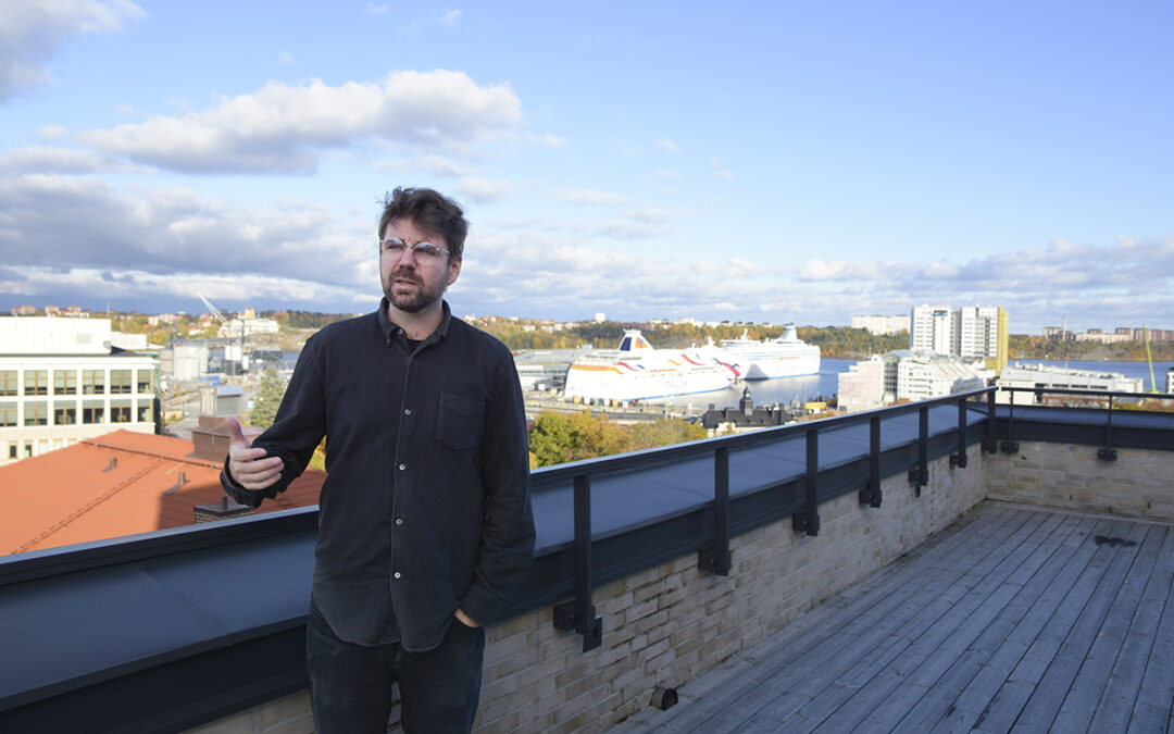 Hyresgästen Leo Giertz på sin balkong.